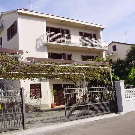 Apartment In 50 Malinska